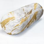 - RealHomes Özel Tasarımlı Dijital Baskılı İç Dolgulu Fermuarlı Silindir Yastık - Realhomes  Gri Beyaz Zemin Üzerinde Gold Detaylı Çizim Desenli Dijital Baskılı Modern İç Dolgulu Fermuarlı Çok Amaçlı Silindir Yastık Kırlent Realhomes