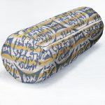 - RealHomes Özel Tasarımlı Dijital Baskılı İç Dolgulu Fermuarlı Silindir Yastık - Realhomes Kot Desende Yazı Motifli Özel Tasarım Dekoratif İç Dolgulu Süet Silindir Yastık Kırlent - Bel Yastığı Realhomes