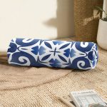 Mavi Zemin Üzerinde Çini Desenli Dijital Baskılı Modern İç Dolgulu Yumuşak Silindir Form Yastık Kırlent Realhomes