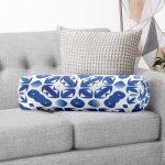 Beyaz Zemin Üzerinde Çini Desenli Dijital Baskılı Modern İç Dolgulu - Fermuarlı Süet Silindir Yuvarlak Yastık Kırlent Realhomes