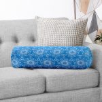 - RealHomes Özel Tasarımlı Dijital Baskılı İç Dolgulu Fermuarlı Silindir Yastık - Realhomes Mavi Zeminli Kar tanesi Desenli Dijital Baskılı Modern İç Dolgulu Süet Silindir Yastık Kırlent - Bel Yastığı Realhomes