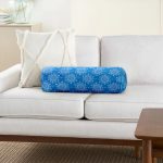 - RealHomes Özel Tasarımlı Dijital Baskılı İç Dolgulu Fermuarlı Silindir Yastık - Realhomes  Mavi Zeminli Kar tanesi Desenli Dijital Baskılı Modern İç Dolgulu Süet Silindir Yastık Kırlent - Bel Yastığı Realhomes