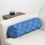 - RealHomes Özel Tasarımlı Dijital Baskılı İç Dolgulu Fermuarlı Silindir Yastık - Realhomes  Mavi Zeminli Kar tanesi Desenli Dijital Baskılı Modern İç Dolgulu Süet Silindir Yastık Kırlent - Bel Yastığı Realhomes
