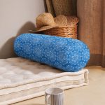 - RealHomes Özel Tasarımlı Dijital Baskılı İç Dolgulu Fermuarlı Silindir Yastık - Realhomes  Mavi Zeminli Kar tanesi Desenli Dijital Baskılı Modern İç Dolgulu - Fermuarlı Süet Silindir Daire Yastık Kırlent Realhomes