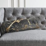 Siyah Zeminde Gold Renkli Çizim Desenli Dijital Baskılı Modern İç Dolgulu Yumuşak Silindir Form Yastık Kırlent Realhomes