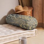 - RealHomes Özel Tasarımlı Dijital Baskılı İç Dolgulu Fermuarlı Silindir Yastık - Realhomes Siyah Zeminde Gold Renkli Çizim Desenli Dijital Baskılı Modern İç Dolgulu Fermuarlı Çok Amaçlı Silindir Yastık Kırlent Realhomes