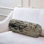 - RealHomes Özel Tasarımlı Dijital Baskılı İç Dolgulu Fermuarlı Silindir Yastık - Realhomes Siyah Zeminde Gold Renkli Çizim Desenli Dijital Baskılı Modern İç Dolgulu Fermuarlı Çok Amaçlı Silindir Yastık Kırlent Realhomes