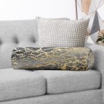 - RealHomes Özel Tasarımlı Dijital Baskılı İç Dolgulu Fermuarlı Silindir Yastık - Realhomes Siyah Zeminde Gold Renkli Çizim Desenli Dijital Baskılı Modern İç Dolgulu Fermuarlı Çok Amaçlı Silindir Yastık Kırlent Realhomes