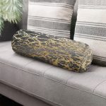 - RealHomes Özel Tasarımlı Dijital Baskılı İç Dolgulu Fermuarlı Silindir Yastık - Realhomes Siyah Zeminde Gold Renkli Çizim Desenli Dijital Baskılı Modern İç Dolgulu Fermuarlı Çok Amaçlı Silindir Yastık Kırlent Realhomes