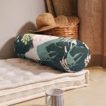 - RealHomes Özel Tasarımlı Dijital Baskılı İç Dolgulu Fermuarlı Silindir Yastık - Realhomes  Koyu Zeminde Onedraw Çizimli Yeşil Renkli Yapraklar Dijital Baskılı Modern İç Dolgulu - Fermuarlı Süet Silindir Yuvarlak Yastık Kırlent Realhomes