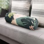 - RealHomes Özel Tasarımlı Dijital Baskılı İç Dolgulu Fermuarlı Silindir Yastık - Realhomes  Koyu Zeminde Onedraw Çizimli Yeşil Renkli Yapraklar Dijital Baskılı Modern İç Dolgulu - Fermuarlı Süet Silindir Yuvarlak Yastık Kırlent Realhomes