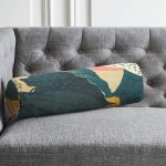 - RealHomes Özel Tasarımlı Dijital Baskılı İç Dolgulu Fermuarlı Silindir Yastık - Realhomes Renkli Zemin Üzerinde Koyu Renkli Yapraklar Dijital Baskılı Modern İç Dolgulu Fermuarlı Çok Amaçlı Silindir Yastık Kırlent Realhomes