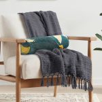 - RealHomes Özel Tasarımlı Dijital Baskılı İç Dolgulu Fermuarlı Silindir Yastık - Realhomes Renkli Zemin Üzerinde Koyu Renkli Yapraklar Dijital Baskılı Modern İç Dolgulu Fermuarlı Çok Amaçlı Silindir Yastık Kırlent Realhomes