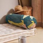 - RealHomes Özel Tasarımlı Dijital Baskılı İç Dolgulu Fermuarlı Silindir Yastık - Realhomes Renkli Zemin Üzerinde Koyu Renkli Yapraklar Dijital Baskılı Modern İç Dolgulu Fermuarlı Çok Amaçlı Silindir Yastık Kırlent Realhomes