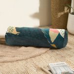 - RealHomes Özel Tasarımlı Dijital Baskılı İç Dolgulu Fermuarlı Silindir Yastık - Realhomes Renkli Zemin Üzerinde Koyu Renkli Yapraklar Dijital Baskılı Modern İç Dolgulu Fermuarlı Çok Amaçlı Silindir Yastık Kırlent Realhomes