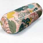 - RealHomes Özel Tasarımlı Dijital Baskılı İç Dolgulu Fermuarlı Silindir Yastık - Realhomes Pudra Zemin Üzerinde Onedraw Çizimli Yaprak Desenli Dijital Baskılı Modern İç Dolgulu Fermuarlı Çok Amaçlı Silindir Yastık Kırlent Realhomes