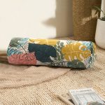 - RealHomes Özel Tasarımlı Dijital Baskılı İç Dolgulu Fermuarlı Silindir Yastık - Realhomes Pudra Zeminde Renkli Yaprak Desenli Dijital Baskılı Modern İç Dolgulu - Fermuarlı Süet Silindir Yuvarlak Yastık Kırlent Realhomes