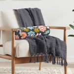 - RealHomes Özel Tasarımlı Dijital Baskılı İç Dolgulu Fermuarlı Silindir Yastık - Realhomes Siyah Zemin Üzerinde Renkli Çiçek Desenli Dijital Baskılı Modern İç Dolgulu - Fermuarlı Süet Berjer Silindir Yastık Kırlent Realhomes