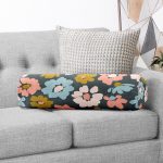 - RealHomes Özel Tasarımlı Dijital Baskılı İç Dolgulu Fermuarlı Silindir Yastık - Realhomes Siyah Zemin Üzerinde Renkli Çiçek Desenli Dijital Baskılı Modern İç Dolgulu - Fermuarlı Süet Berjer Silindir Yastık Kırlent Realhomes