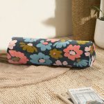 - RealHomes Özel Tasarımlı Dijital Baskılı İç Dolgulu Fermuarlı Silindir Yastık - Realhomes Siyah Zemin Üzerinde Renkli Çiçek Desenli Dijital Baskılı Modern İç Dolgulu - Fermuarlı Süet Berjer Silindir Yastık Kırlent Realhomes