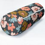 - RealHomes Özel Tasarımlı Dijital Baskılı İç Dolgulu Fermuarlı Silindir Yastık - Realhomes Siyah Zemin Üzerinde Renkli Çiçek Desenli Dijital Baskılı Modern İç Dolgulu - Fermuarlı Süet Berjer Silindir Yastık Kırlent Realhomes