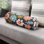 - RealHomes Özel Tasarımlı Dijital Baskılı İç Dolgulu Fermuarlı Silindir Yastık - Realhomes Siyah Zemin Üzerinde Renkli Çiçek Desenli Dijital Baskılı Modern İç Dolgulu - Fermuarlı Süet Berjer Silindir Yastık Kırlent Realhomes