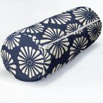- RealHomes Özel Tasarımlı Dijital Baskılı İç Dolgulu Fermuarlı Silindir Yastık - Realhomes Lacivert Zemin Üzerinde Onedraw Çizimli Papatya Dijital Baskılı Modern İç Dolgulu - Fermuarlı Süet Silindir Yuvarlak Yastık Kırlent Realhomes