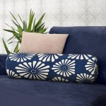 - RealHomes Özel Tasarımlı Dijital Baskılı İç Dolgulu Fermuarlı Silindir Yastık - Realhomes Lacivert Zemin Üzerinde Onedraw Çizimli Papatya Dijital Baskılı Modern İç Dolgulu - Fermuarlı Süet Silindir Yuvarlak Yastık Kırlent Realhomes