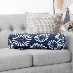 - RealHomes Özel Tasarımlı Dijital Baskılı İç Dolgulu Fermuarlı Silindir Yastık - Realhomes Lacivert Zemin Üzerinde Onedraw Çizimli Papatya Dijital Baskılı Modern İç Dolgulu - Fermuarlı Süet Silindir Yuvarlak Yastık Kırlent Realhomes