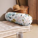 Beyaz Zeminde Renkli Çiçek Desenli Dijital Baskılı Modern İç Dolgulu Yumuşak Silindir Form Yastık Kırlent Realhomes