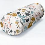 Beyaz Zeminde Renkli Çiçek Desenli Dijital Baskılı Modern İç Dolgulu Yumuşak Silindir Form Yastık Kırlent Realhomes