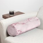 - RealHomes Özel Tasarımlı Dijital Baskılı İç Dolgulu Fermuarlı Silindir Yastık - Realhomes Pudra Zemin Üzerinde Pembe Renkli Çizim Dijital Baskılı Modern İç Dolgulu - Fermuarlı Süet Silindir Rulo Yastık Kırlent Realhomes