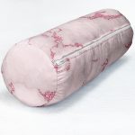 - RealHomes Özel Tasarımlı Dijital Baskılı İç Dolgulu Fermuarlı Silindir Yastık - Realhomes Pudra Zemin Üzerinde Pembe Renkli Çizim Dijital Baskılı Modern İç Dolgulu - Fermuarlı Süet Silindir Rulo Yastık Kırlent Realhomes
