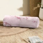 - RealHomes Özel Tasarımlı Dijital Baskılı İç Dolgulu Fermuarlı Silindir Yastık - Realhomes Pudra Zemin Üzerinde Pembe Renkli Çizim Dijital Baskılı Modern İç Dolgulu - Fermuarlı Süet Silindir Rulo Yastık Kırlent Realhomes