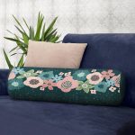 - RealHomes Özel Tasarımlı Dijital Baskılı İç Dolgulu Fermuarlı Silindir Yastık - Realhomes Renkli Zemin Üzerinde Çiçek Desenli Dijital Baskılı Modern İç Dolgulu - Fermuarlı Süet Silindir Rulo Yastık Kırlent Realhomes