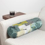 - RealHomes Özel Tasarımlı Dijital Baskılı İç Dolgulu Fermuarlı Silindir Yastık - Realhomes  Beyaz Zemin Üzerinde Onedraw Çizimli Yaprak Motifli Dijital Baskılı Modern İç Dolgulu - Fermuarlı Süet Silindir Rulo Yastık Kırlent Realhomes