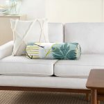 - RealHomes Özel Tasarımlı Dijital Baskılı İç Dolgulu Fermuarlı Silindir Yastık - Realhomes  Beyaz Zemin Üzerinde Onedraw Çizimli Yaprak Motifli Dijital Baskılı Modern İç Dolgulu - Fermuarlı Süet Silindir Rulo Yastık Kırlent Realhomes