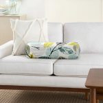 Beyaz Zemin Üzerinde Yaprak Desenli Dijital Baskılı Modern İç Dolgulu - Fermuarlı Süet Silindir Rulo Yastık Kırlent Realhomes