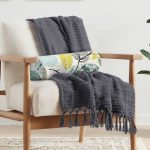 Beyaz Zemin Üzerinde Yaprak Desenli Dijital Baskılı Modern İç Dolgulu - Fermuarlı Süet Silindir Rulo Yastık Kırlent Realhomes