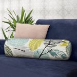 Beyaz Zemin Üzerinde Yaprak Desenli Dijital Baskılı Modern İç Dolgulu - Fermuarlı Süet Silindir Rulo Yastık Kırlent Realhomes