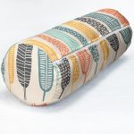 Krem Zemin Üzerinde Yaprak Desenli Dijital Baskılı Modern İç Dolgulu Süet Silindir Yastık Kırlent - Bel Yastığı Realhomes