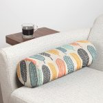 Krem Zemin Üzerinde Yaprak Desenli Dijital Baskılı Modern İç Dolgulu Süet Silindir Yastık Kırlent - Bel Yastığı Realhomes