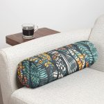 - RealHomes Özel Tasarımlı Dijital Baskılı İç Dolgulu Fermuarlı Silindir Yastık - Realhomes Siyah Zemin Üzerinde Yaprak Desenli Dijital Baskılı Modern İç Dolgulu Süet Silindir Yastık Kırlent - Bel Yastığı Realhomes