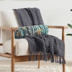 - RealHomes Özel Tasarımlı Dijital Baskılı İç Dolgulu Fermuarlı Silindir Yastık - Realhomes Siyah Zemin Üzerinde Yaprak Desenli Dijital Baskılı Modern İç Dolgulu Süet Silindir Yastık Kırlent - Bel Yastığı Realhomes