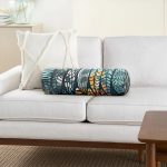 - RealHomes Özel Tasarımlı Dijital Baskılı İç Dolgulu Fermuarlı Silindir Yastık - Realhomes Siyah Zemin Üzerinde Yaprak Desenli Dijital Baskılı Modern İç Dolgulu Süet Silindir Yastık Kırlent - Bel Yastığı Realhomes