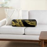 Siyah Zemin Üzerinde Gold Renkli Yaprak Desenli Dijital Baskılı Modern İç Dolgulu - Fermuarlı Süet Silindir Yuvarlak Yastık Kırlent Realhomes