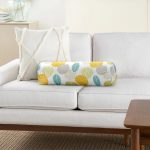 Renkli Zemin Üzerinde Yaprak Motifli Dijital Baskılı Modern İç Dolgulu - Fermuarlı Süet Silindir Daire Yastık Kırlent Realhomes