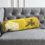 - RealHomes Özel Tasarımlı Dijital Baskılı İç Dolgulu Fermuarlı Silindir Yastık - Realhomes Sarı Zemin Üzerinde Petek Desenli Arı Motifli Dijital Baskılı Modern İç Dolgulu - Fermuarlı Süet Silindir Rulo Yastık Kırlent Realhomes