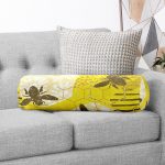 - RealHomes Özel Tasarımlı Dijital Baskılı İç Dolgulu Fermuarlı Silindir Yastık - Realhomes Sarı Zemin Üzerinde Petek Desenli Arı Motifli Dijital Baskılı Modern İç Dolgulu - Fermuarlı Süet Silindir Rulo Yastık Kırlent Realhomes