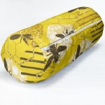 - RealHomes Özel Tasarımlı Dijital Baskılı İç Dolgulu Fermuarlı Silindir Yastık - Realhomes Sarı Zemin Üzerinde Petek Desenli Arı Motifli Dijital Baskılı Modern İç Dolgulu - Fermuarlı Süet Silindir Rulo Yastık Kırlent Realhomes